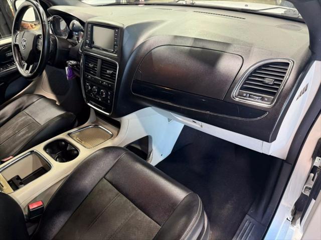 Photo of 2019 White Knuckle Clearcoat Dodge Grand Caravan