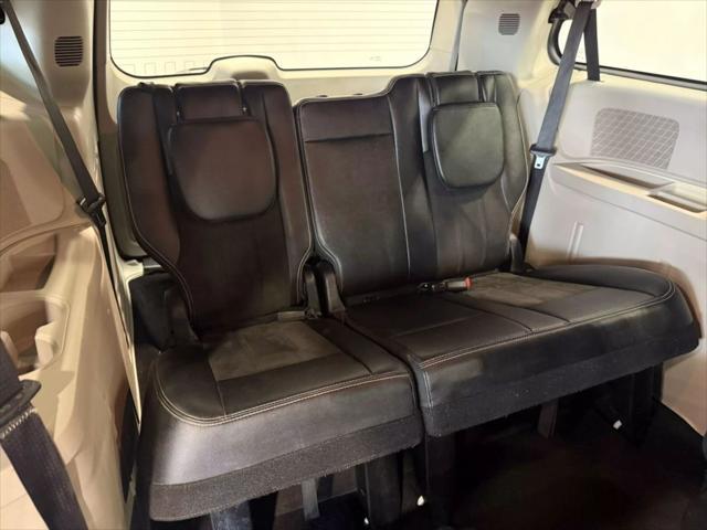 Photo of 2019 White Knuckle Clearcoat Dodge Grand Caravan