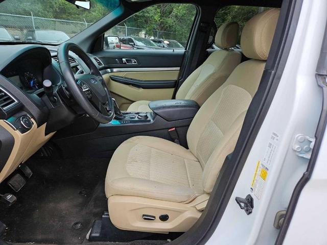Photo of 2016 Oxford White Ford Explorer