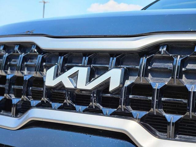 Photo of 2023 Ebony Black Kia Telluride