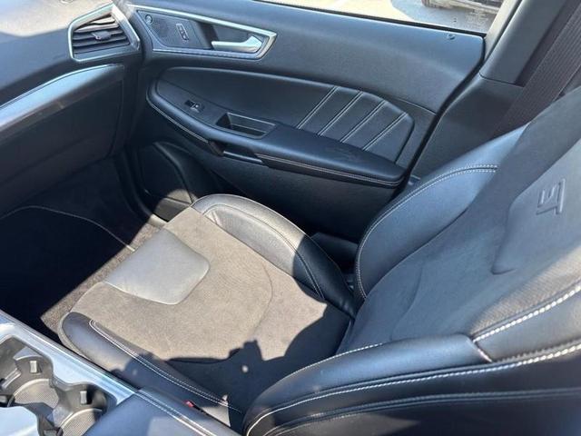 Photo of 2024 Agate Black Metallic Ford Edge