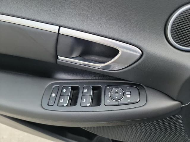 Photo of 2023 Onyx Black Hyundai SONATA Hybrid