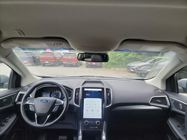 Photo of 2024 Iconic Silver Metallic Ford Edge