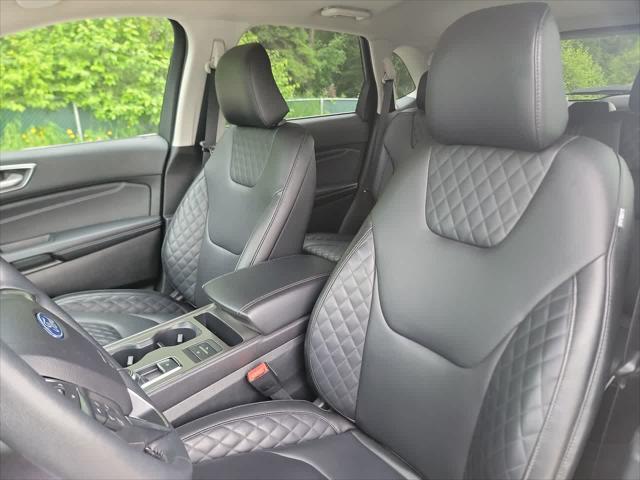 Photo of 2024 Iconic Silver Metallic Ford Edge