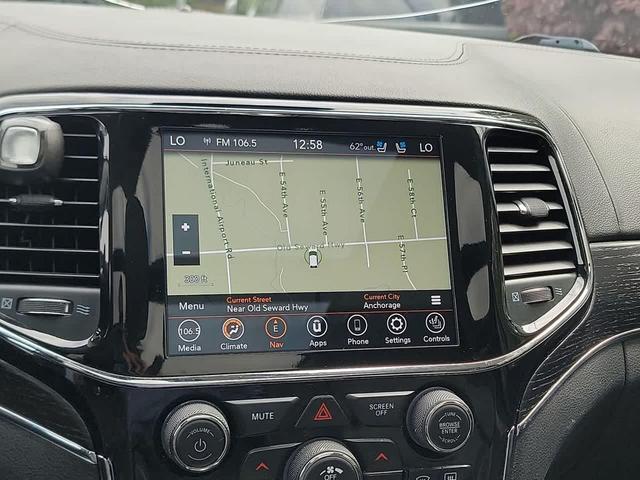 Photo of 2020 Diamond Black Crystal Pearlcoat Jeep Grand Cherokee