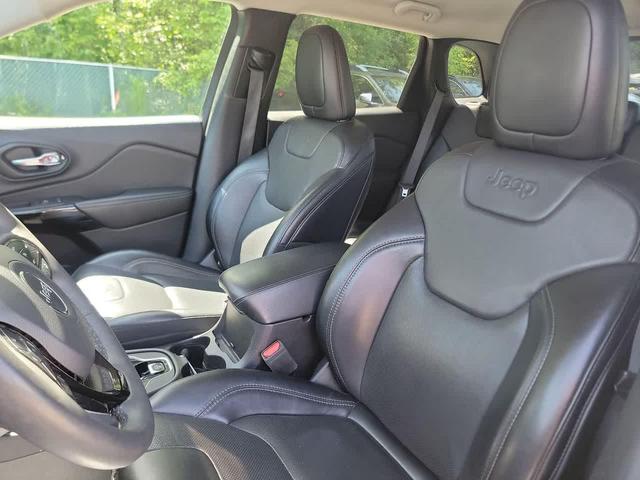 Photo of 2023 Bright White Clearcoat Jeep Cherokee