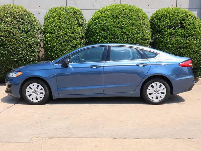 Photo of 2019 Blue Metallic Ford Fusion