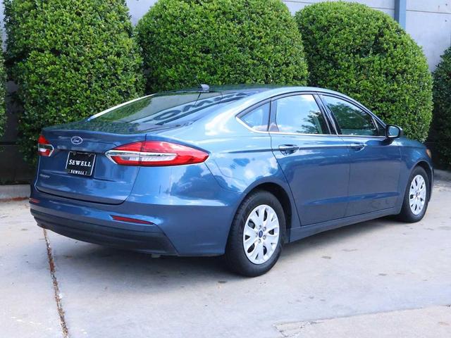 Photo of 2019 Blue Metallic Ford Fusion