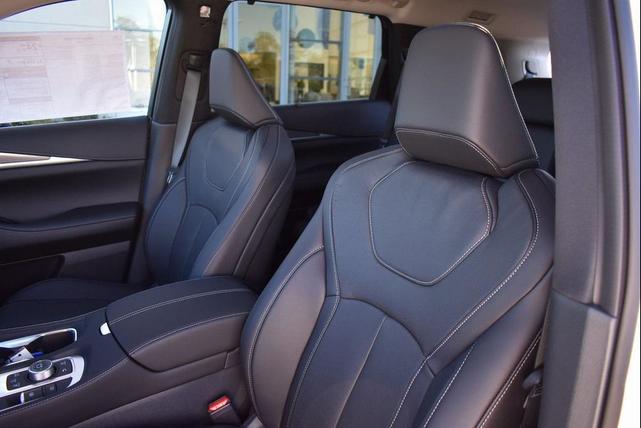 Photo of 2025 Majestic White INFINITI QX60