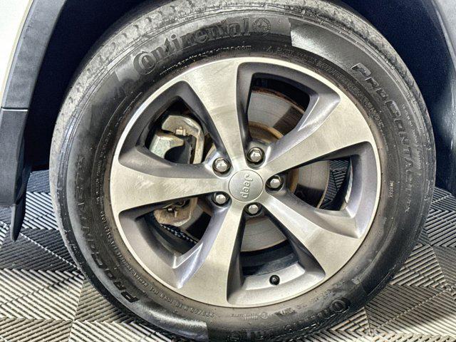 Photo of 2022 Bright White Clearcoat Jeep Cherokee