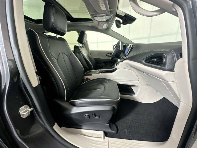 Photo of 2023 Granite Crystal Metallic Clearcoat Chrysler Pacifica