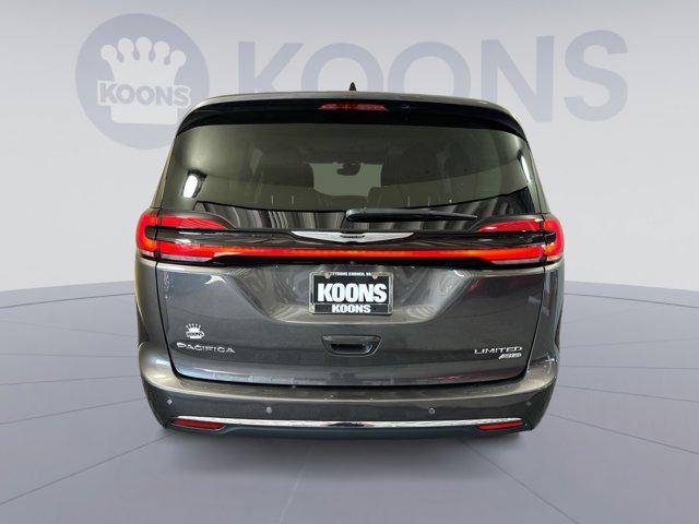 Photo of 2023 Granite Crystal Metallic Clearcoat Chrysler Pacifica