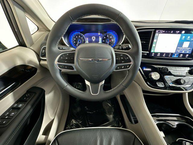 Photo of 2023 Granite Crystal Metallic Clearcoat Chrysler Pacifica