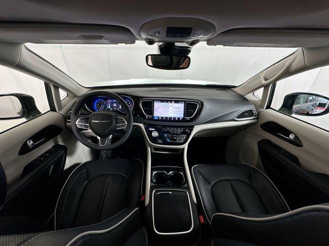 Photo of 2023 Granite Crystal Metallic Clearcoat Chrysler Pacifica
