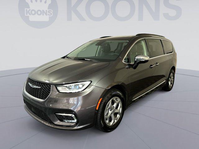 Photo of 2023 Granite Crystal Metallic Clearcoat Chrysler Pacifica