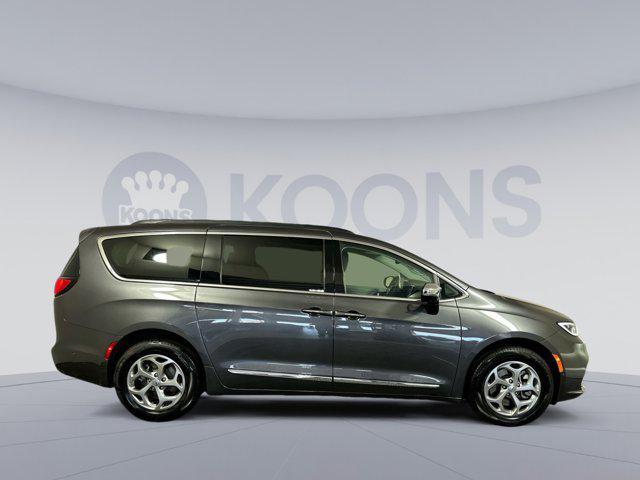 Photo of 2023 Granite Crystal Metallic Clearcoat Chrysler Pacifica