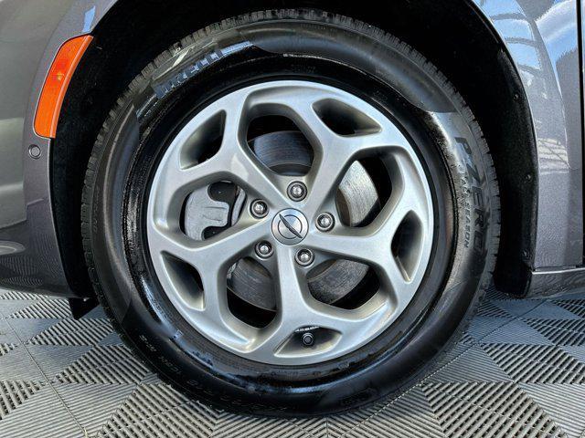 Photo of 2023 Granite Crystal Metallic Clearcoat Chrysler Pacifica