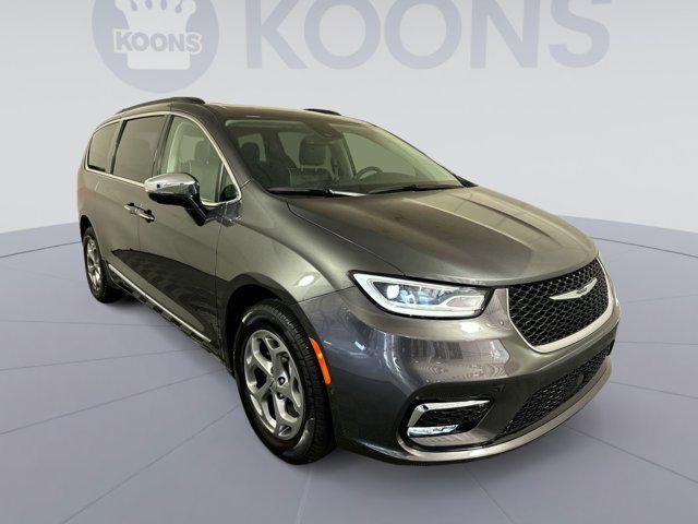 Photo of 2023 Granite Crystal Metallic Clearcoat Chrysler Pacifica