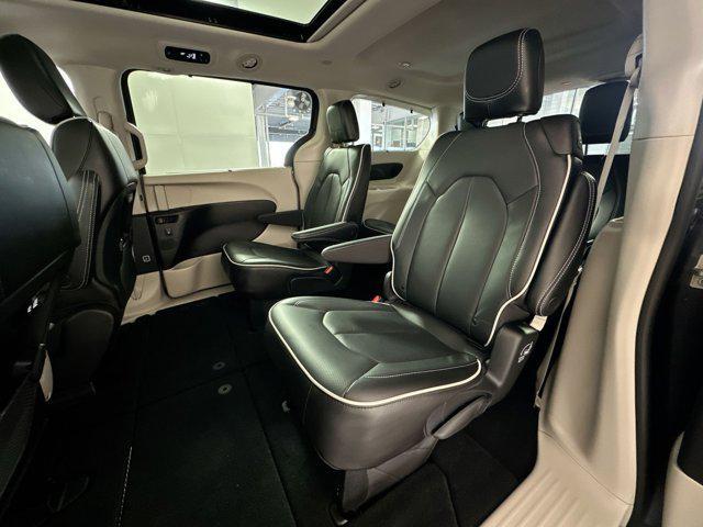 Photo of 2023 Granite Crystal Metallic Clearcoat Chrysler Pacifica