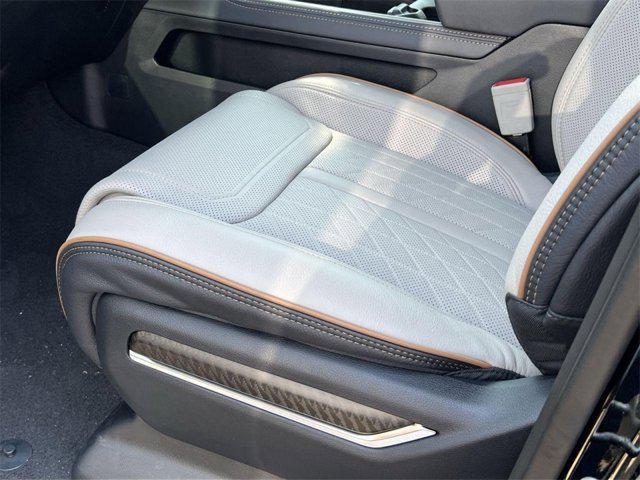 Photo of 2025 Diamond Black Crystal Pearlcoat RAM 1500