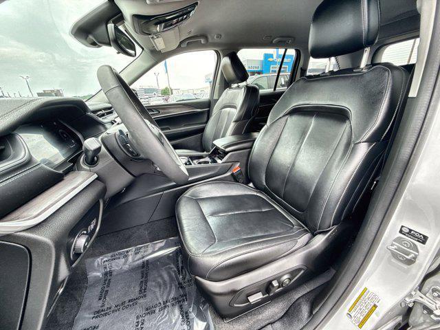 Photo of 2023 Bright White Clearcoat Jeep Grand Cherokee
