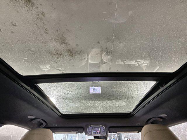 Photo of 2023 Diamond Black Crystal Pearlcoat Jeep Grand Cherokee