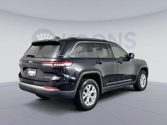 Photo of 2023 Diamond Black Crystal Pearlcoat Jeep Grand Cherokee