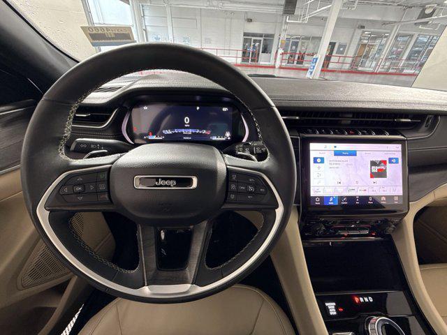 Photo of 2023 Diamond Black Crystal Pearlcoat Jeep Grand Cherokee