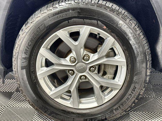 Photo of 2023 Diamond Black Crystal Pearlcoat Jeep Grand Cherokee