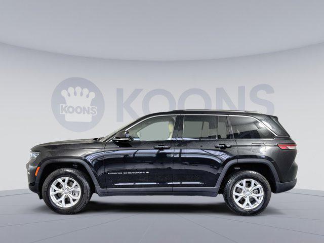Photo of 2023 Diamond Black Crystal Pearlcoat Jeep Grand Cherokee