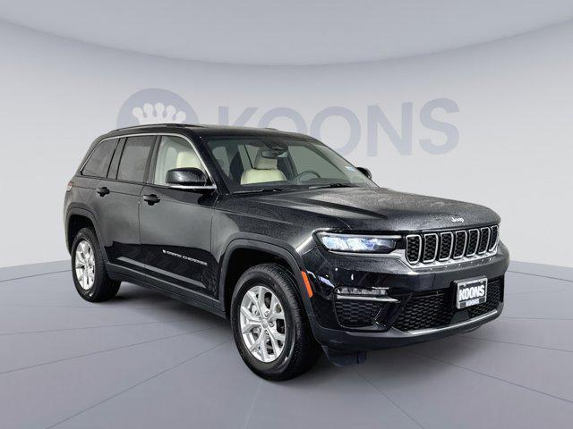 Photo of 2023 Diamond Black Crystal Pearlcoat Jeep Grand Cherokee