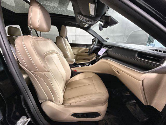 Photo of 2023 Diamond Black Crystal Pearlcoat Jeep Grand Cherokee
