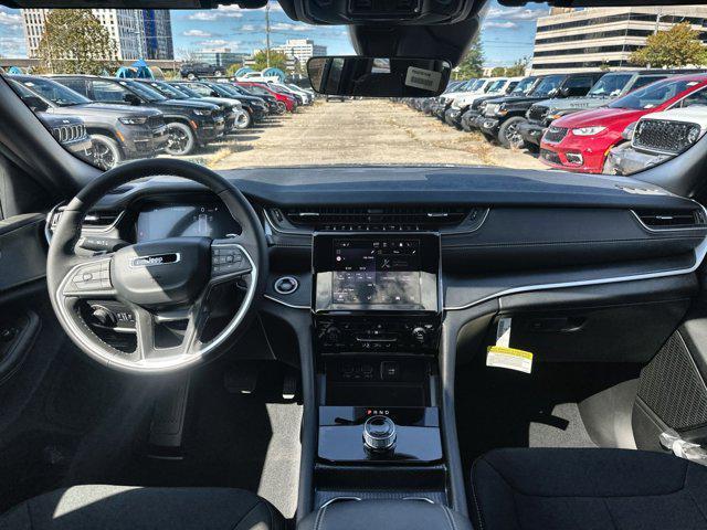 Photo of 2025 Diamond Black Crystal Pearlcoat Jeep Grand Cherokee