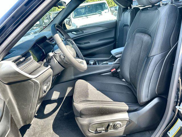 Photo of 2025 Diamond Black Crystal Pearlcoat Jeep Grand Cherokee