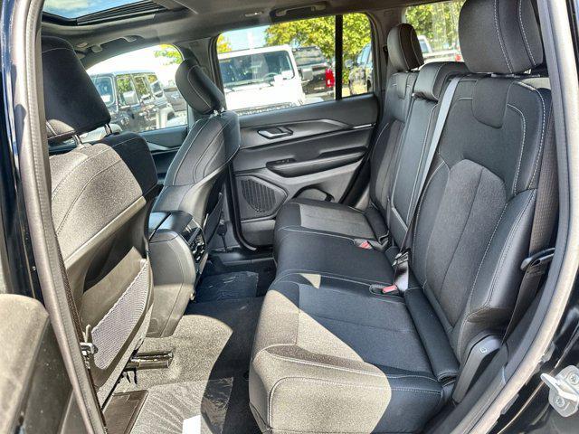 Photo of 2025 Diamond Black Crystal Pearlcoat Jeep Grand Cherokee