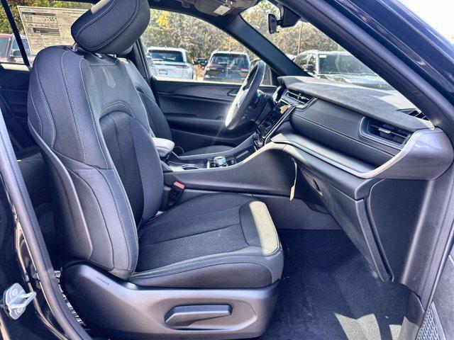 Photo of 2025 Diamond Black Crystal Pearlcoat Jeep Grand Cherokee