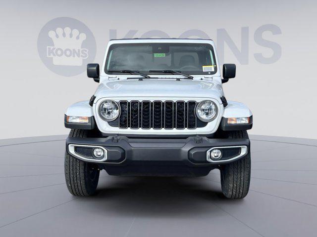 Photo of 2025 Bright White Clearcoat Jeep Gladiator