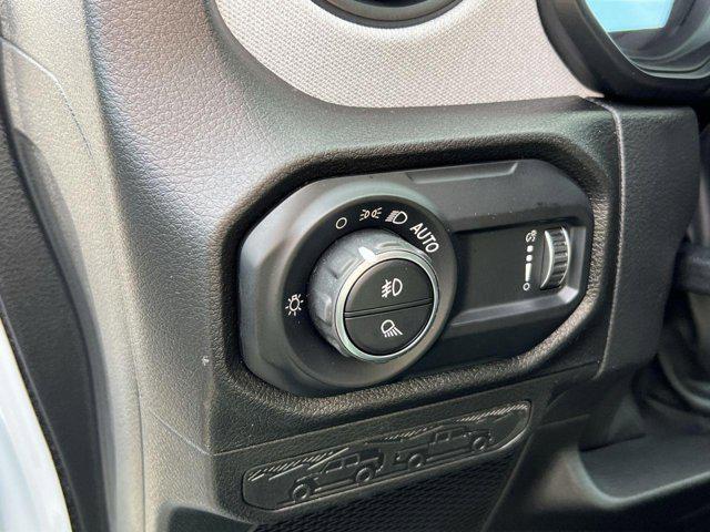 Photo of 2025 Bright White Clearcoat Jeep Gladiator