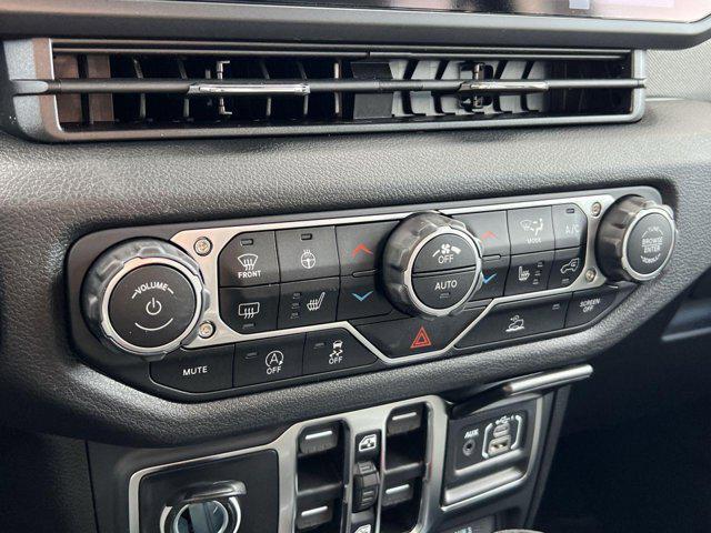 Photo of 2025 Bright White Clearcoat Jeep Gladiator