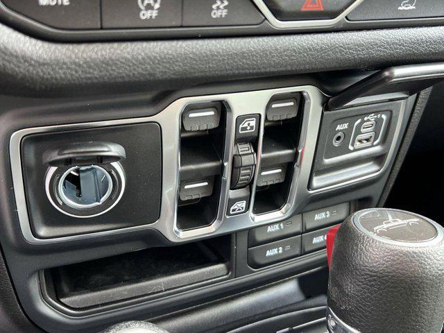 Photo of 2025 Bright White Clearcoat Jeep Gladiator
