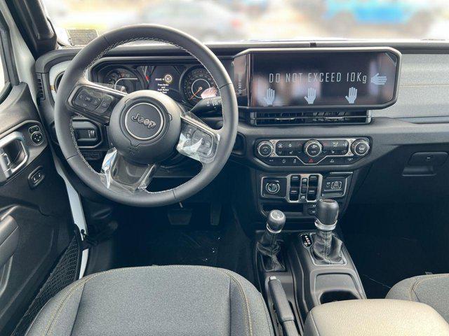Photo of 2025 Bright White Clearcoat Jeep Gladiator
