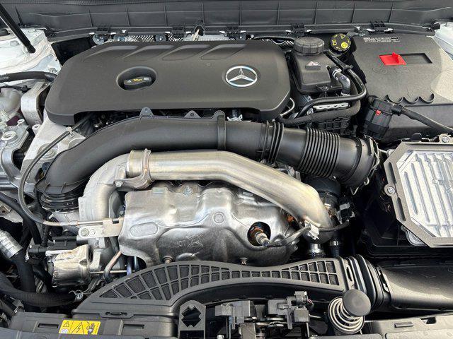 Photo of 2026 Polar White Mercedes-Benz GLB 250