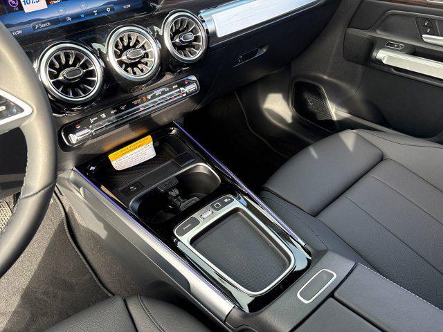 Photo of 2026 Polar White Mercedes-Benz GLB 250