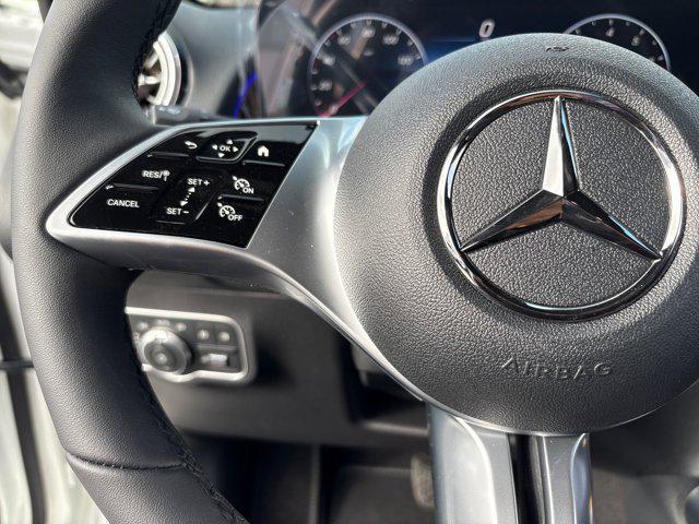 Photo of 2026 Polar White Mercedes-Benz GLB 250