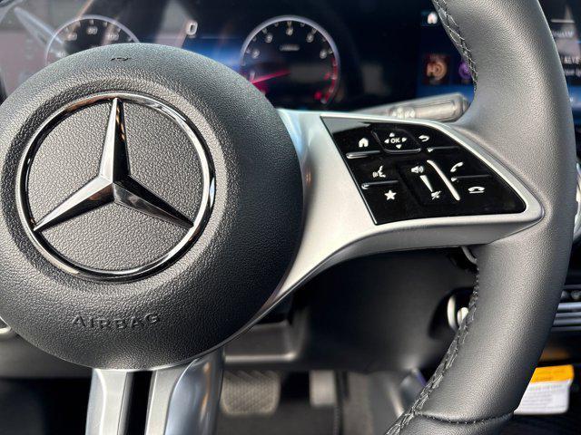 Photo of 2026 Polar White Mercedes-Benz GLB 250