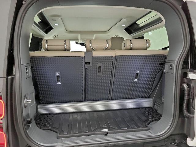 Photo of 2022 White Land Rover Defender