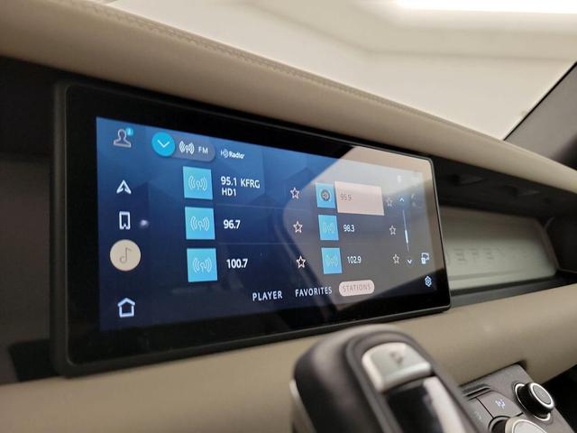 Photo of 2022 White Land Rover Defender
