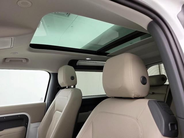 Photo of 2022 White Land Rover Defender