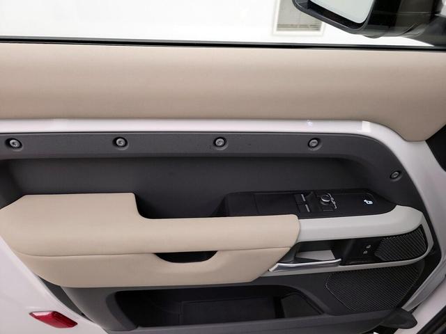 Photo of 2022 White Land Rover Defender