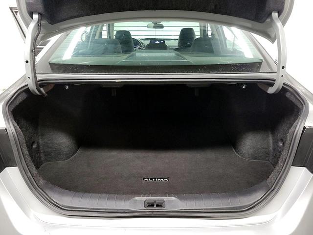 Photo of 2023 Silver Nissan Altima